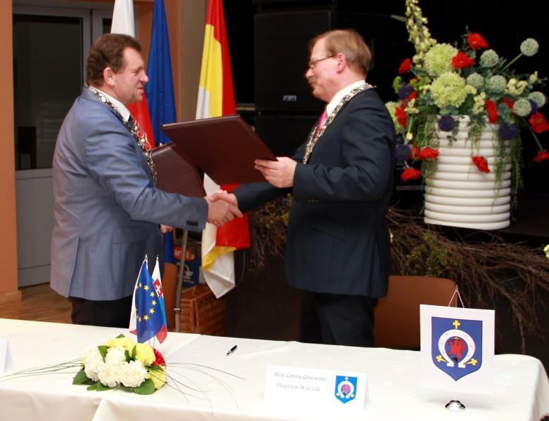 Podpisanie deklaracji o współpracy partnerskiej dnia 24 maja 2014 r. między Gogolinem (woj. opolskie), a Gniewinem (woj.