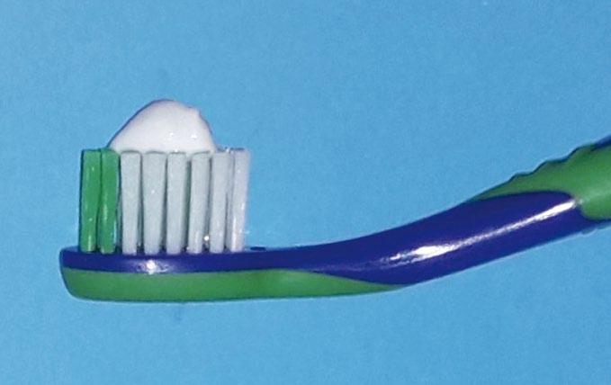 Rozpocznij czyszczenie zębów nicią dentystyczną u dziecka, gdy wyrzną mu się wszystkie zęby mleczne; najważniejsze jest oczyszczanie przestrzeni między zębami trzonowymi.