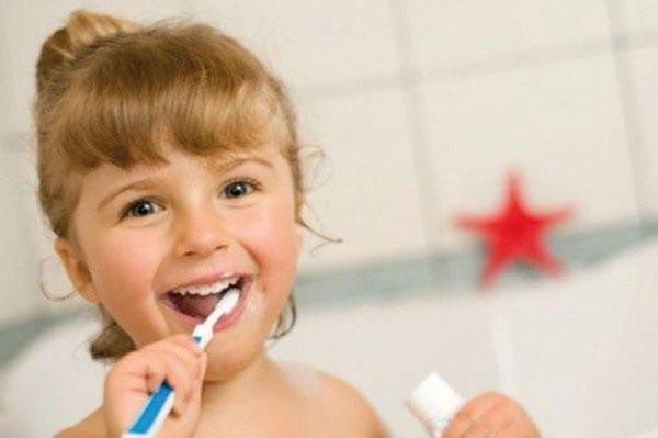 Środki, które stosujemy do higieny jamy ustnej w domu, to: pasty do zębów, płyny do płukania jamy ustnej z fluorem, środki przeciwbakteryjne i hamujące odkładanie się złogów nazębnych.