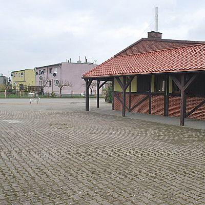 Nieruchomość położona jest w centralnej części wsi Brzeżno, powiat świdwiński przy