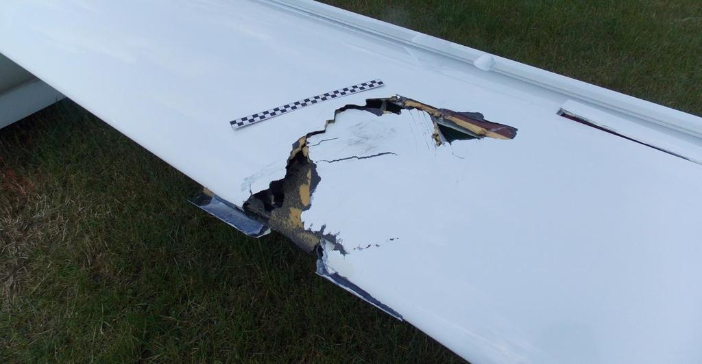 Arcus M Państwowa Komisja Badania Wypadków Lotniczych Skrzydło lewe poważne uszkodzenie kesonu od krawędzi natarcia aż do dźwigara, uszkodzona skrzynka hamulcowa i płyta hamulca aerodynamicznego. Rys.