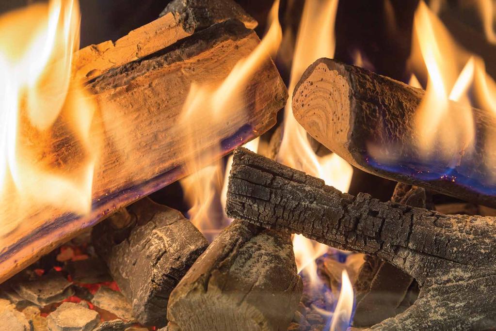 Ogień, który tworzy nastrój o każdej porze roku Ogień płonący w kominku przywołuje zazwyczaj zimny zimowy dzień.