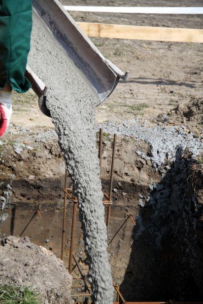 Beton do wykonania fundamentów możemy przygotować sami lub zdecydować się na profesjonalnych dostawców betonu. fot.