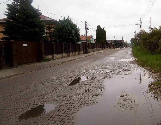 Istniejąca ulica posiada przekrój jednojezdniowy, dwukierunkowy o nawierzchni z kostki betonowej. Stan techniczny: zły/przeciętny.