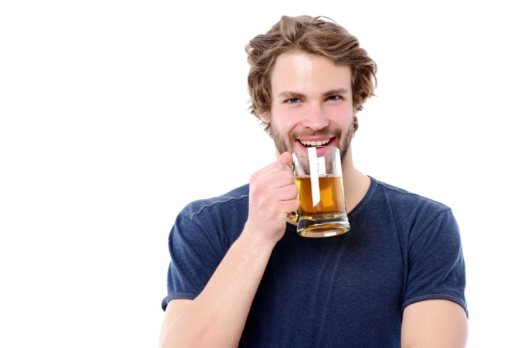 (18-25 lat) Starsi (26-65 lat) 86% wskazuje na piwo jako ulubiony rodzaj trunku Dla 1/3 Milenialsów piwo nie jest alkoholem pierwszego wyboru Tylko co trzeci wskazuje, że jasne pełne to ulubiony