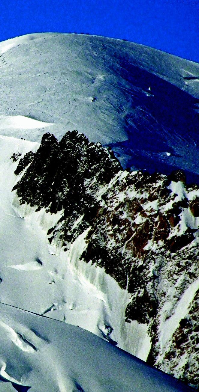 Mont Blanc, zwana przez Francuzów Bia³¹ Dam¹... jest piêkna. Dooko³a morze gór, wszystkie szczyty daleko w dole, nie ma ju nic do zdobycia. Stoj¹c na Dachu Europy jest chwila na refleksjê.