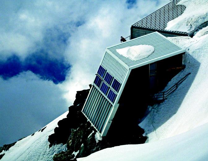 przygotowanych do alpejskiej wyprawy, nawet jeœli ich ekwipunek nie budzi zastrze eñ Tylko w ci¹gu 9 dni trwania naszej wyprawy w masywie Mont Blanc zginê³o 10 osób.
