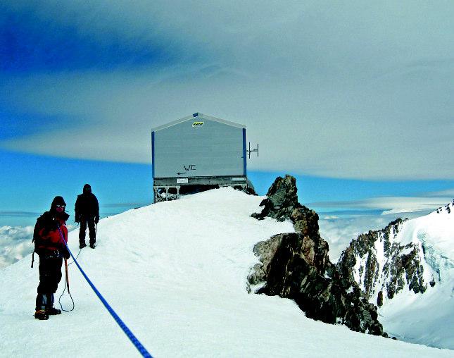 ³a jarz¹ siê w ksiê ycowym blasku alpejskie szczyty. Gdzieœ po prawej, wysoko w dali majaczy Mont Blanc. Jest naprawdê piêkne.