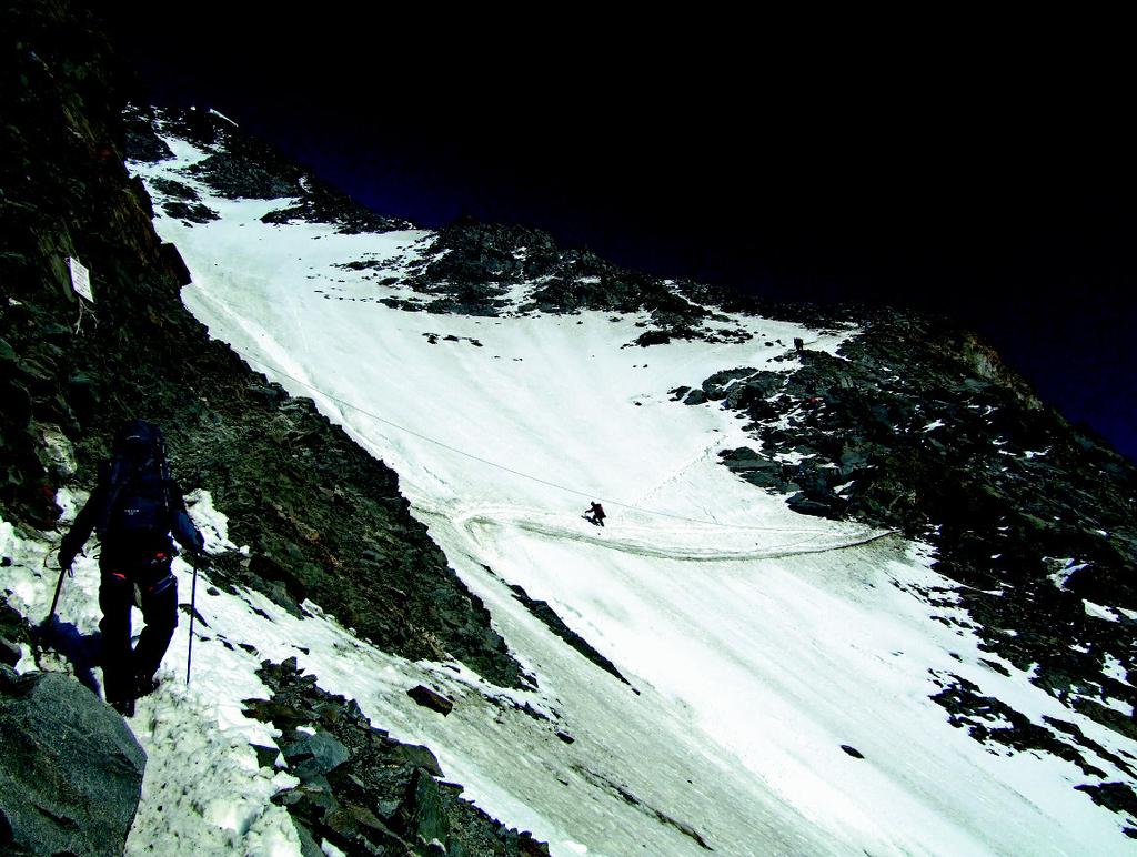 nios¹. Dopiero w Schronisku Tete du Rousse (3160 m) robimy d³u sz¹ przerwê. Dzwonimy do pierwszego zespo- ³u, który od dwóch dni ³apie klimê w schronisku Gouter. Wszystko OK. Czekaj¹ na nas.