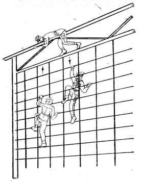 Ściana pert Na komendę Ćwicz żołnierz podbiega do ściany pert, wspina się po jej przedniej stronie, przechodzi przez wierzch i schodzi po jej tylnej stronie.