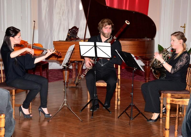 Natomiast studenci poznańskiej akademii muzycznej - Paulina Chudzyńska (waltornia), Mateusz Nowicki (fagot) i Agata Budzińska (altówka) zagrali bardzo rzadko wykonywany w tym oryginalnym składzie