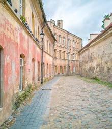 17. ULICA DUCHA ŚWIĘTEGO Šv. Dvasios Jest to od dawna ulubiona przez fotografów ulica znajdująca się w pobliżu Ostrej Bramy i głównej na Litwie prawosławnej Cerkwi Św. Ducha.