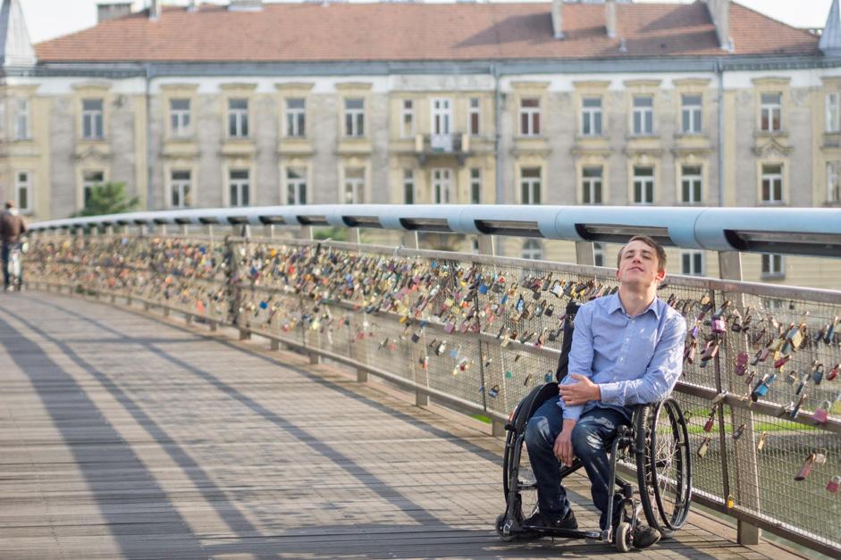 Po-słowie Zanim postawimy sobie pytanie, o czym jest najnowszy wybór tekstów Wiktora Okroja, należy poszukać odpowiedzi na pytanie z zakresu poetyki o formę.