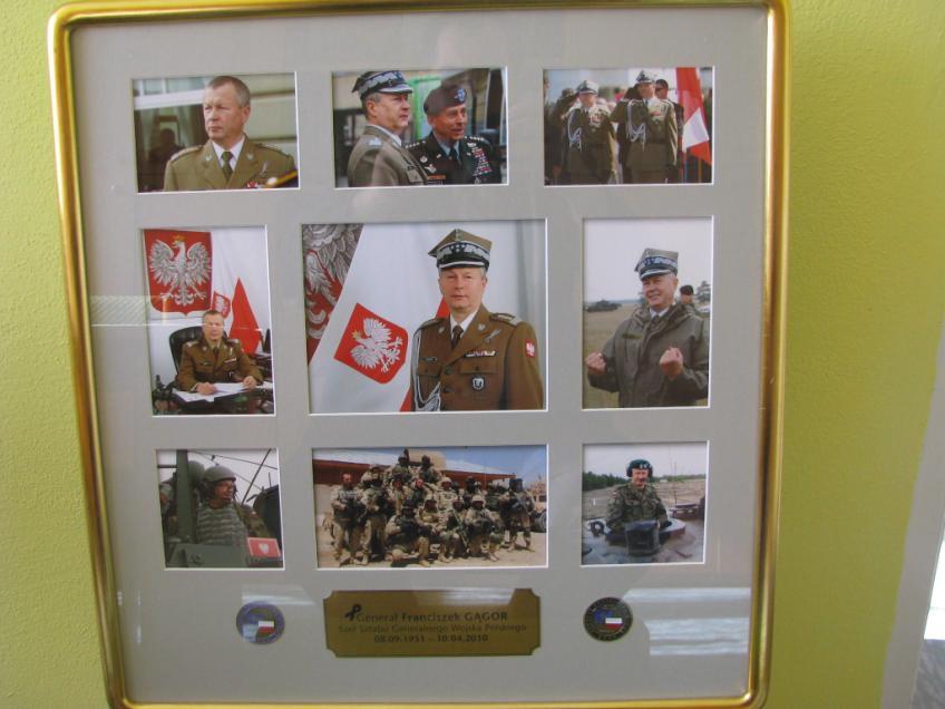Pamiątki związane z patronem Katarzyna, córka generała w kwietniu 2010 r.