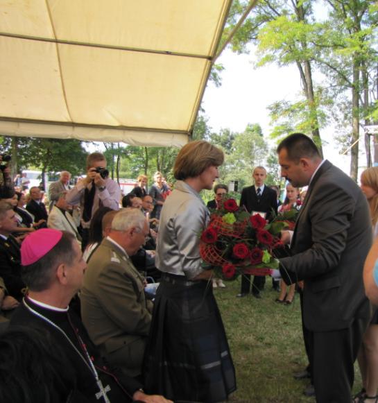 Następnie dyrektor szkoły złożył podziękowania na ręce pani Lucyny Gągor