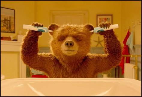 FILM NA FERIE!!!1 Paddington 2 Tytułowy niedźwiadek zaaklimatyzował się już w Anglii, mieszka razem z rodziną Brownów w Londynie. Bohater stał się prawdziwym celebrytą okolicy.