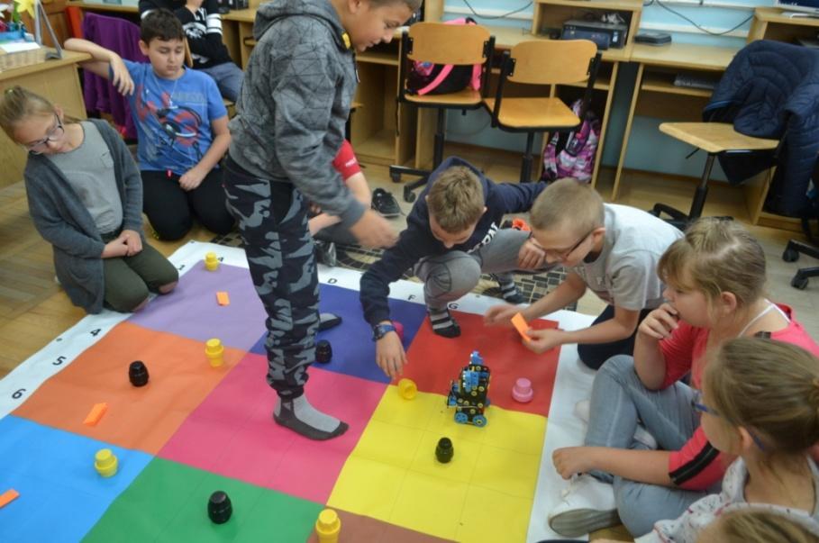 Czy ten robot dotrze do celu? Czekają różne przeszkody.