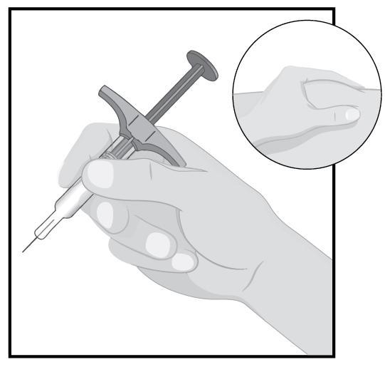 W miejscu wstrzyknięcia, drugą ręką ująć skórę w fałd i mocno przytrzymać. KROK 7 Jednym szybkim, krótkim ruchem wbić igłę pod skórę pod kątem około 45.