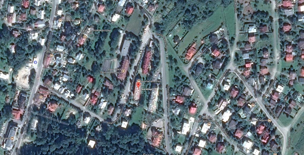 LOKALIZACJA I DOSTĘPNOŚĆ KOMUNIKACYJNA Wizualizacje zostały wykonane przy wykorzystaniu oprogramowania Google Earth "Image 2015 DigitalGlobe" Nieruchomość zlokalizowana jest w pośredniej strefie