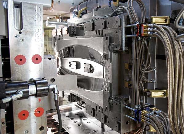 21 Wytłaczanie wtryskowe eliminuje naprężenia wewnętrzne: widok formy obrotowej w maszynie do produkcji dwukomponentowej.