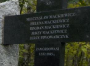 Aktywności Rodzinnej Obelisk kamienny z tablicą oraz