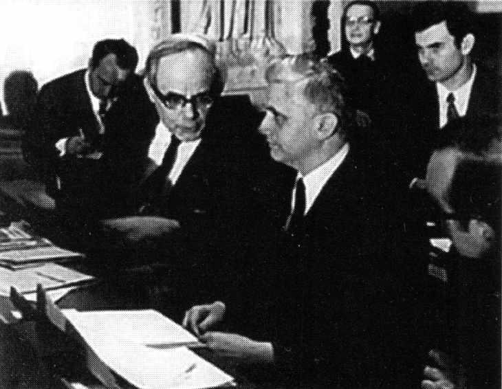 Modernistyczni księża Karl Rahner i Joseph Ratzinger na Soborze Watykańskim II, obaj w garniturach i krawatach, a nie w stroju duchownym. Ratzinger był na soborze jednym z najbardziej znanych periti.