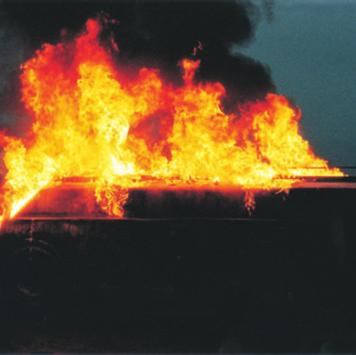 Małe pożary można ugasić przy pomocy koca piankowego, gaśnic proszkowych lub gaśnic CO 2 (z dwutlenkiem węgla).