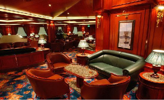 Na pokładzie na pasażerów czekają znakomite restauracje, kawiarnie i bary, luksusowe Louts Spa, kino pod gwiazdami i wiele innych atrakcji.