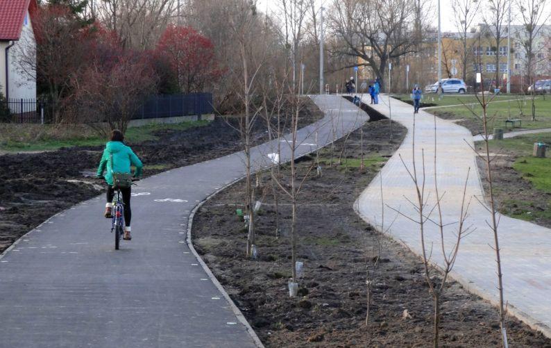 Na drogach rowerowych można stosować w miarę potrzeby wszystkie znaki stosowane na drogach ogólnodostępnych, przy czym ze względu na koszty i ryzyko wandalizmu wskazane jest stosowanie przede