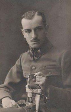 Zygmunt Karol Karwacki-CC BY-SA 3.0-Wikipedia Warunki w jakich odbywał się kurs były twarde i surowe. Dzień zaczynał się o 6 rano, o 8 zaczynały się ćwiczenia, a od 10 wykłady.