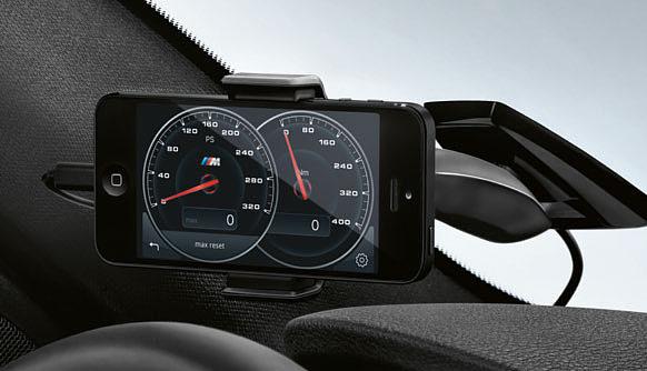 8 9 System Click & Drive System BMW Click & Drive umożliwia proste i niezawodne mocowanie oraz ładowanie smartfonów w pojeździe.