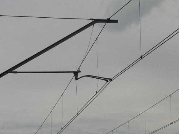 b) sieć łańcuchowa z dwoma przewodami jezdnymi i jedną liną nośną: 2 x Sieć stosowana na trasach o prędkościach do 120 km/h.
