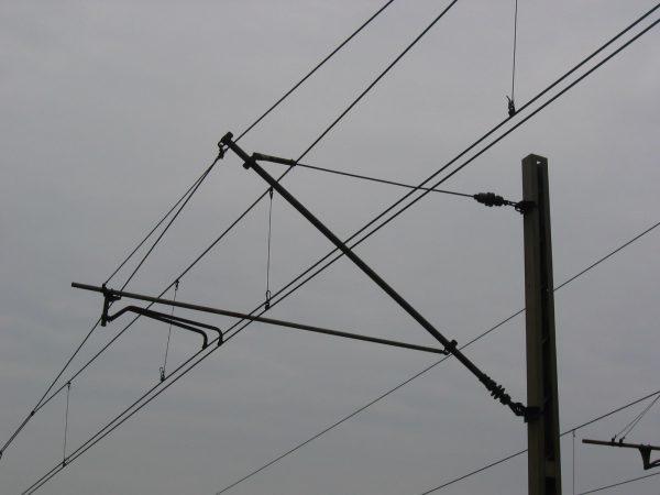 c) sieć łańcuchowa z dwoma przewodami jezdnymi i dwoma liniami nośnymi: Ten typ sieci stosowany jest na liniach kolejowych przystosowanych do jazdy pociągów z dużymi prędkościami (ponad 120 km/h) i