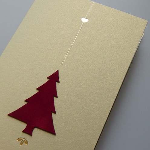 Kartka świąteczna K627 z białą kopertą cena brutto 4,90 zł rozmiar: zamknięta 107x185mm, otwarta 215x185mm, środek 212x177mm, koperta 120x195mm okładka: kartka wykonana jest z papieru opalizującego w