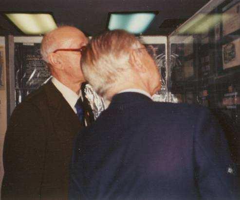 Krajowa Wystawa Filatelistyczna 70-lecie PKOl, Warszawa, 1989. Juan A. Samaranch w towarzystwie kol. Wiesława Ryszawego Juan A.