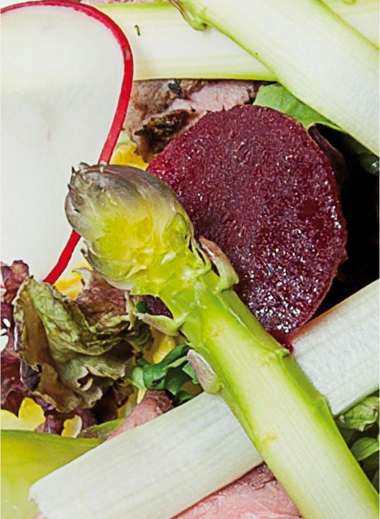 fresh herb sauce Sałatka z rostbefem, burakami i płatkami szparagowymi Roast beef salad with beetroots and asparagus