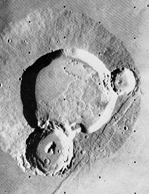 html) W tej samej grupie wulkanów, na Ulysses Patera, s¹ 2 kratery na