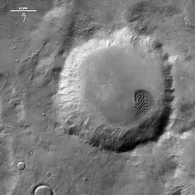 Hieronim HURNIK 43 Krater ten powsta³ w tym samym czasie jak Hellas. Jest on otoczony wieñcem promienistym wyrzuconej materii, a na jego dnie znajduje siê miêdzy innymi, krater z wydm¹ py³u.