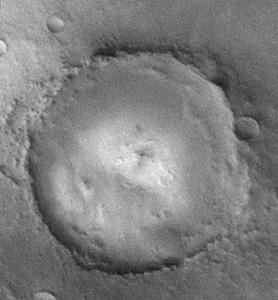 com/mars_images/moc- /nov_craters) Przyk³adem krateru m³odego mo e byæ krater Poona, o œrednicy 20 km. Jego bezpoœrednie otoczenie jest promieniste, a wiêc nie zamazane py³em.