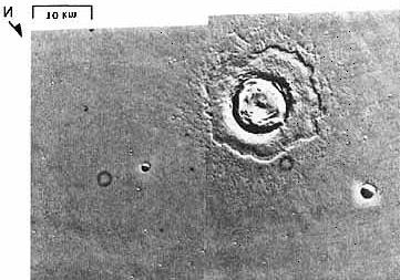 Hieronim HURNIK 47 Krater Belz (22 N, 43 W) o œrednicy 10 km, jest klasycznym przyk³adem krateru z wa³ami (rampart crater), fig. 14. Fig. 14. Krater Belz (http://history.nasa.gov/sp441/ch7.
