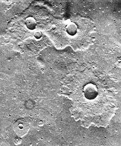 17 widzimy przyk³ad krateru m³odego, z promienistym wyrzutem materii nie zamazanym wszechobecnym na Marsie py³em. Wiek tego krateru ocenia siê na wiele tysiêcy do wielu milionów lat.
