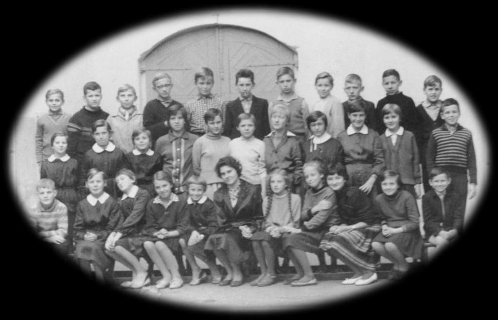 Szkoła posiadała pięć oddziałów, kierownikiem szkoły był Szlekys, a grono nauczycielskie to: S.Leśniewski, W. Kiernożycki, Kołakowski.