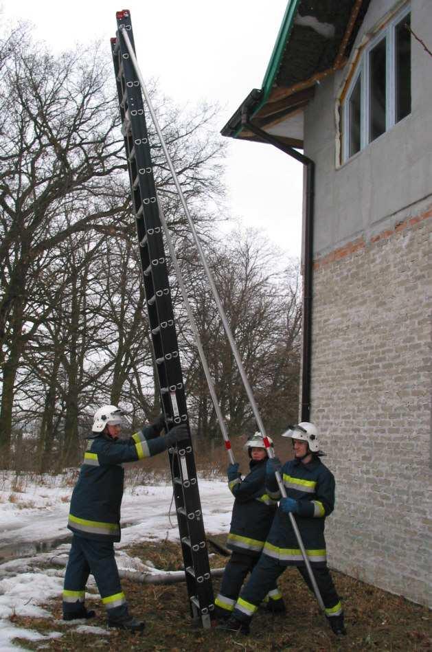 Pozycja przed oparciem drabiny o ścianę Asekuracja pracujących na drabinie.