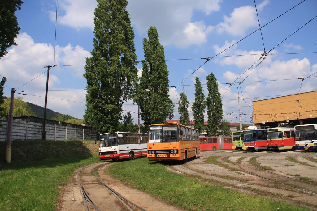 Ikarus 260.04 na terenie dawnej zajezdni Dąbie we Wrocławiu. Kolejnym zabytkowym ikarusem z serii 200 jest Ikarus 260 pochodzący z roku 1986, który został kupiony na Węgrzech w roku 2014.