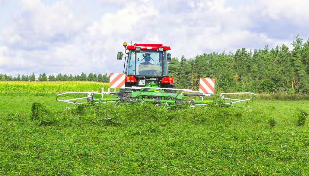 Perfekcyjnie podsuszają Porada producenta Odpowiednia odległość pomiędzy kołami, a palcami grabiącymi zapewnia czyste przetrząsanie bez względu na nierówności podłoża.