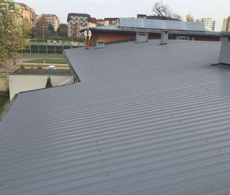 Rys 4. Dach domu parafialnego przeznaczony do inwestycji wraz z zainstalowanymi kolektorami słonecznymi Oczekiwany zakres robót po opracowania dokumentacji technicznej inwestycji: 1.