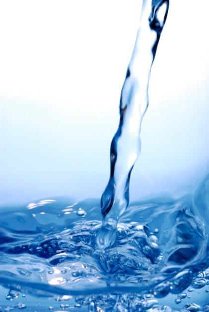 Woda jest niezbędnym składnikiem pożywienia ze względu na rolę w regulowaniu temperatury ciała, transporcie składników odżywczych oraz w reakcjach biochemicznych w organizmie.