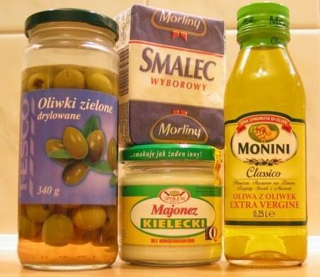 Tłuszcze należy się starać, by w zdrowej diecie przeważały tłuszcze pochodzenia roślinnego: oleje rzepakowy, słonecznikowy, z pestek winogron, oliwa z oliwek, orzechy i pestki roślinne