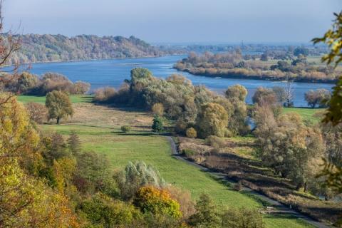 Otwory jaskiń są wąskie, ale do największej Bajka I, o dł.
