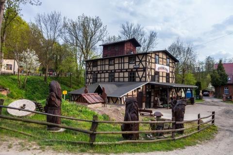 [12] [13] Grudziądz ze swymi zabytkowymi spichlerzami i zrekonstruowaną wieżą
